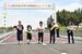 「三世代家族渡り初め」を行う鈴木浩文さん（左から４人目）一家