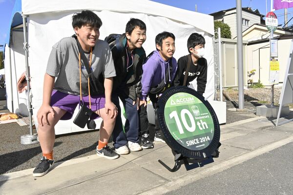 記念のマンホールと記念撮影する来場者