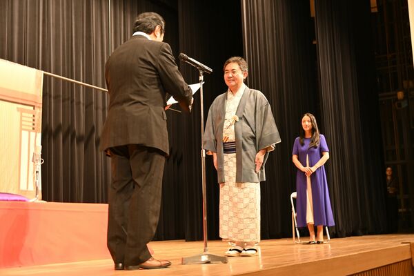 平山町長から委嘱状を受け取る三平さん（中央）と国分さん（右）