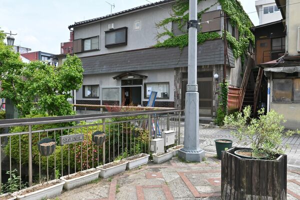 釜川沿いのふれあい広場に隣接している「のんき」