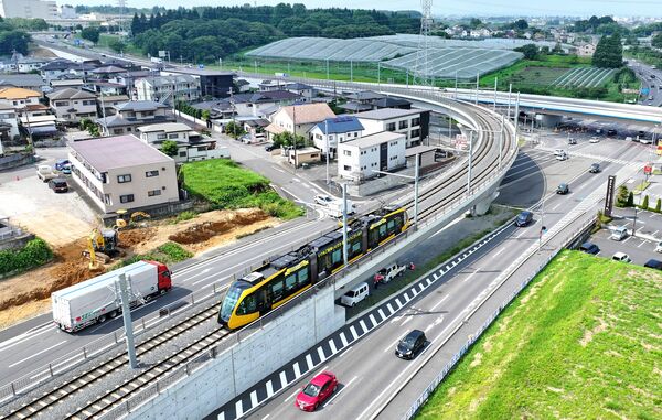 26日に開業2周年を迎えるLRT。連日、多くの利用客でにぎわう=25日午前10時、宇都宮市ゆいの杜1丁目、ドローンから
