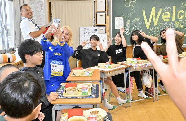 教室で児童と給食を食べながら交流を深めるウクライナの選手＝５日午後０時15分、黒磯小