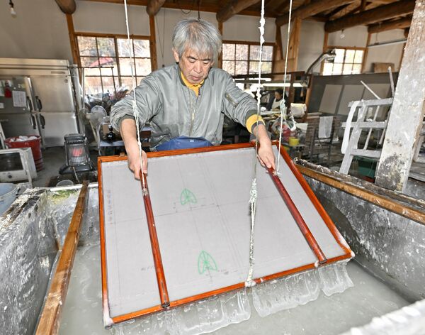 一つ一つ手作業で行われる卒業証書の紙すき作業＝23日午前11時５分、那須烏山市小原沢