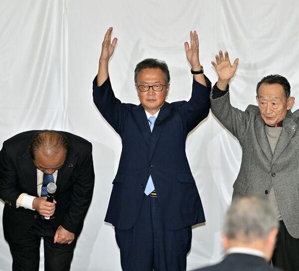 14回目の当選を確実にし、万歳する船田元氏（中央）＝27日午後11時15分、宇都宮市陽西町、磯真奈美撮影