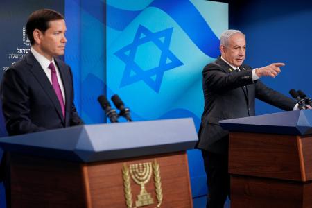 　記者会見するルビオ米国務長官（左）とイスラエルのネタニヤフ首相＝２０２５年９月、エルサレム（ロイター＝共同）