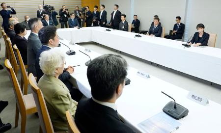 横田早紀江さん(手前右から2人目)ら拉致被害者家族と面会する高市首相(奥右端)=23日午後、首相官邸