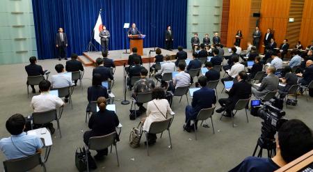 　退陣する意向を表明した石破首相の記者会見＝７日午後６時３分、首相官邸