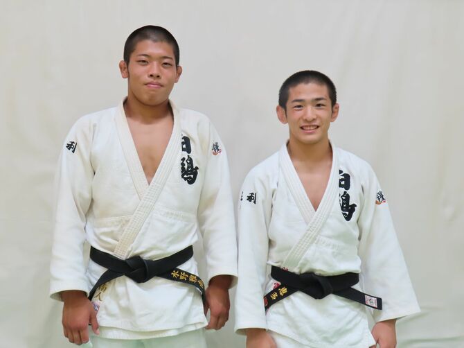 今年3月の全国高校選手権大会男子60キロ級で優勝した池内 雷基さん（右）と主将でインターハイ100キロ級優勝候補の水野 雅南人さん