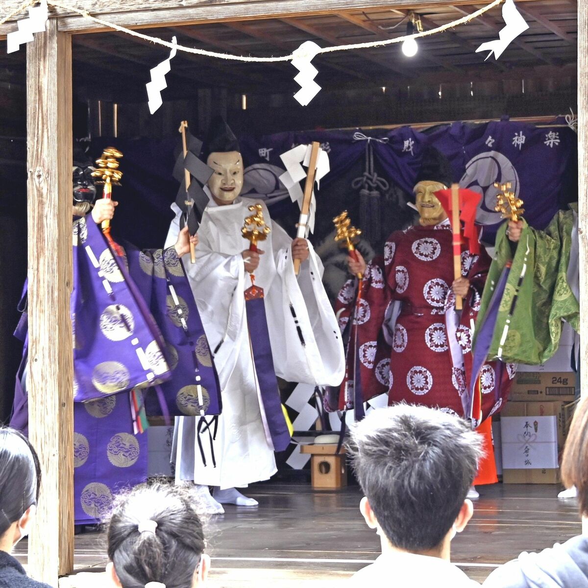 衣装新たに「杉山太々岩戸神楽」奉納 市貝 久木八幡宮に伝わる町無形