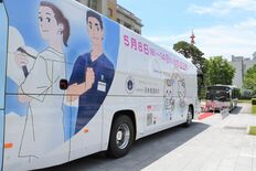 「看護の日」前にラッピングバス出発　栃木県庁で看護大会