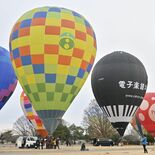大空彩る熱気球　栃木でバルーンレース開幕　30機が操作技術競う　15日…