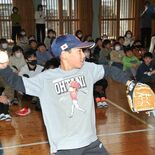 「大谷選手は本当にかっこいい」　大谷グラブに児童ら大歓声　鹿沼・粟野小…