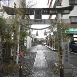 小山駅西口大通りにたたずむ石造りの鳥居 「元須賀神社」の成り立ちとは?…