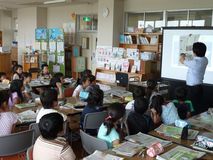 新聞の特徴学ぶ／野木町新橋小