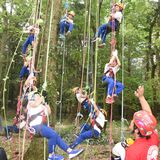 踏ん張って登って「ヤッホー」　初めてのツリークライミング　真岡・大内東小の全児童が体験