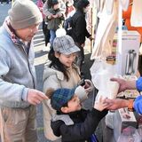 大田原・佐久山花市ぎわう　福引に一喜一憂　戦後から60年続く伝統