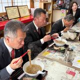 全国２位の麺はいかが　鹿沼の石川製麺所が市長ら招き受賞報告実食会　特製しょうゆスープと共につるり
