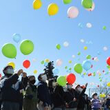 卒業祝い、風船青空へ　上三川・本郷小でバルーンリリース
