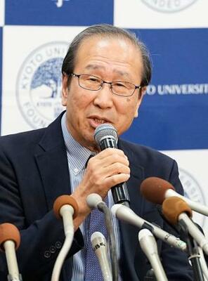　ノーベル化学賞の受賞が決まり、記者会見で笑顔を見せる京都大の北川進氏＝８日午後８時８分、京都市左京区