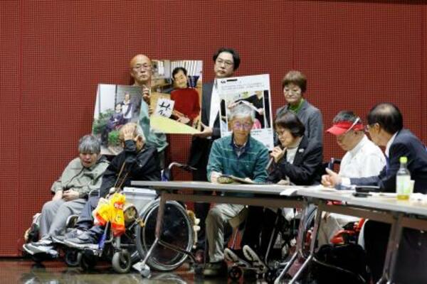 　懇談で、石原環境相に水俣病の被害を訴える被害者団体のメンバー＝３０日午後、熊本県水俣市