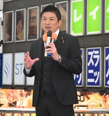 街頭演説する参政党の神谷代表＝１９日午後、宇都宮市