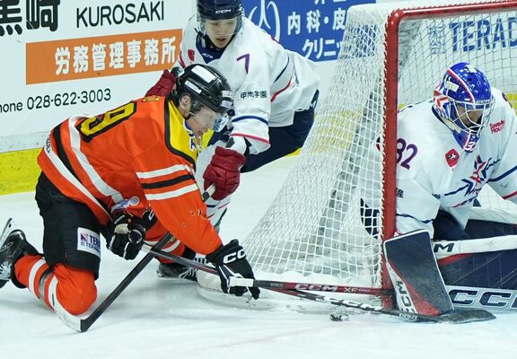 第３ピリオド６分30秒、バックスのＦＷ伊藤（左）がゴールへ迫る＝日光霧降アイスアリーナ、橋本裕太撮影