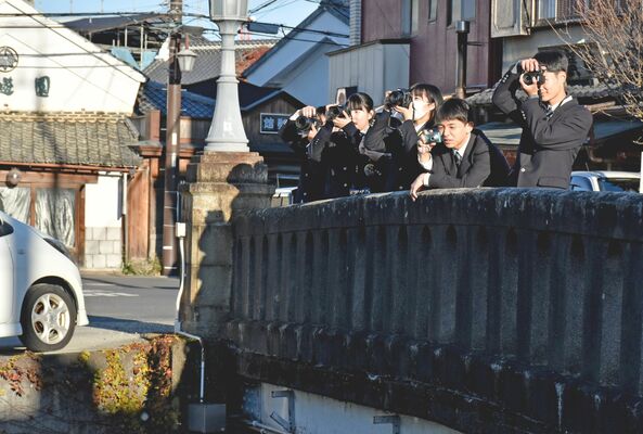 重伝建地区内の嘉右衛門橋から撮影する国学院栃木高生徒
