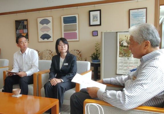 福田知事（右）から激励を受ける鈴木技師（中央）＝24日午前、県庁