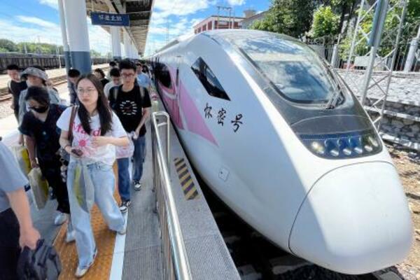 中国の端午節の連休に、北京市郊外の駅へ到着した列車=6月(共同)