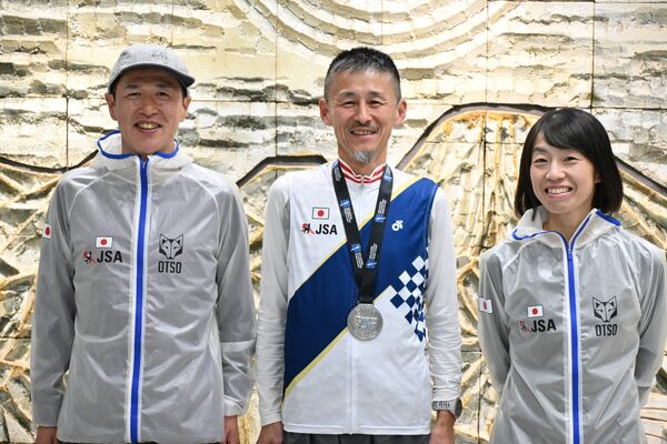マスターズのスカイランニング世界選手権で日本代表として銀メダルを獲得した（左から）静さん、川崎さん、黒川さん