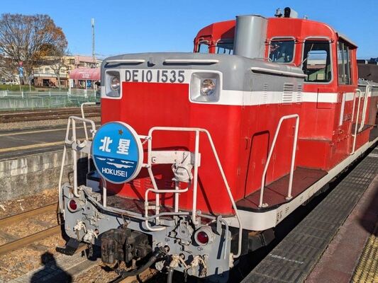 北星ヘッドマークを取り付けたディーゼル機関車（真岡鉄道提供）