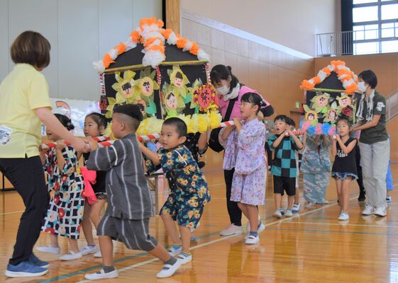 手作りのみこしを担いで会場を盛り上げた園児たち