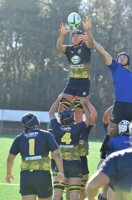 大会前の練習試合で、ラインアウトで競り合う国学栃木の選手たち＝同校ラグビー場