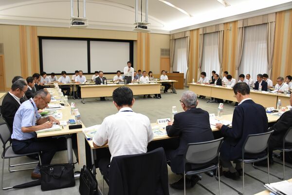 県内市町人口の社会動態が公表された、とちぎ地方創生推進会議の本年度初会合＝29日午後、県庁