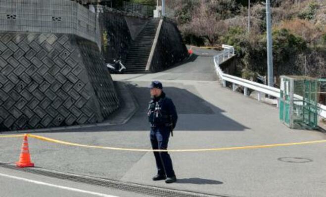 　規制線が張られた事件現場付近＝２６日午後０時４５分、広島県呉市