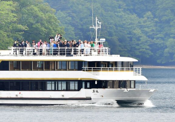 Ｇ７各国の閣僚らを乗せ、中禅寺湖を航行する遊覧船「男体」＝24日午後３時50分、日光市中宮祠