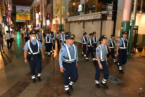 パトロールする宇都宮中央署員ら＝20日午前０時、オリオン通り