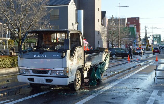 運転席や荷台を焼いたトラック＝28日午後４時30分、足利市通２丁目