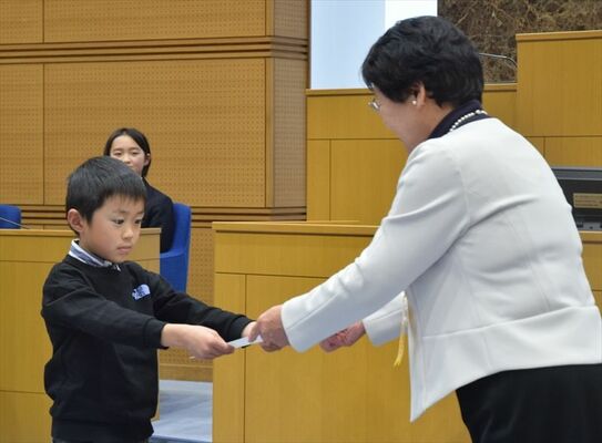 議場で行われた認定証授与式