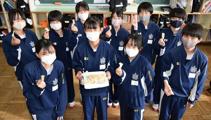 かんぴょうチップスを手に持ち、誇らしげな生徒ら