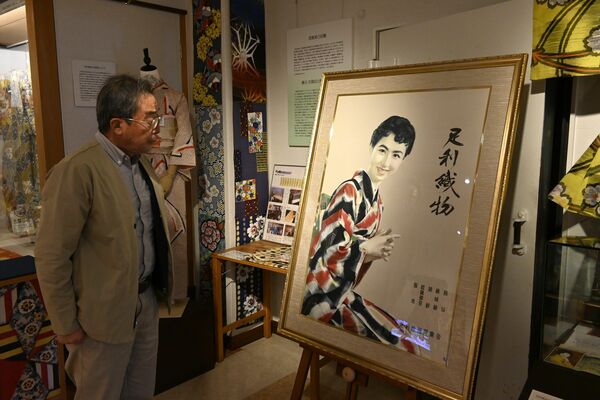 足利銘仙をPRするポスター。名女優八千草薫さんがモデルをつとめている。