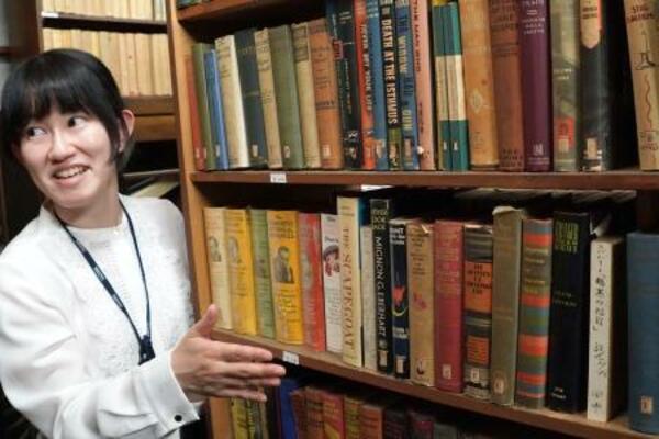 　旧江戸川乱歩邸の土蔵に収められた海外の探偵小説の原書を紹介する立教大の杉本佳奈助教＝東京都豊島区