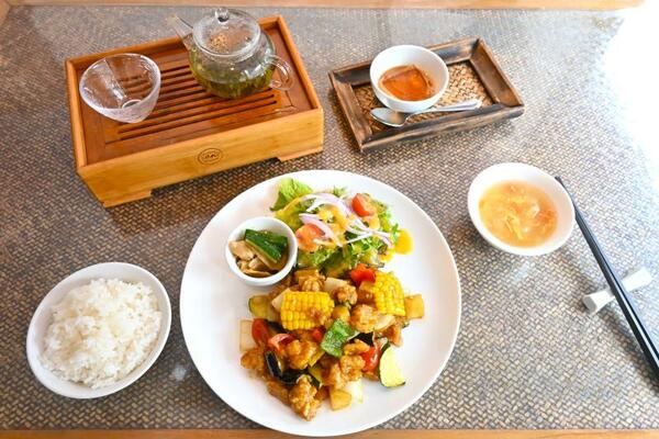 プレートランチに登場する「鶏肉と夏野菜の上海風カレー炒め」