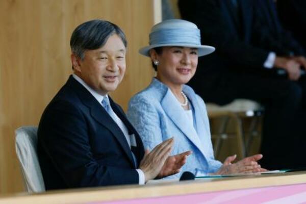 　第７９回国民スポーツ大会の総合開会式に出席された天皇、皇后両陛下＝２８日午後、滋賀県彦根市の平和堂ＨＡＴＯスタジアム