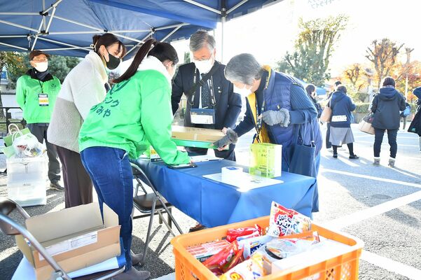 食料品を持ち込むブレックスファンら