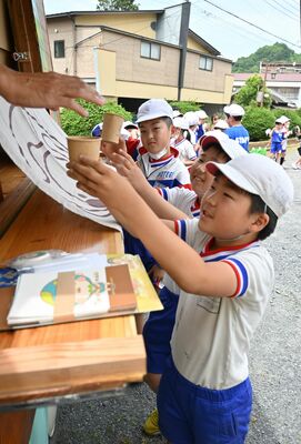 「おいしい」と、みそ汁のおかわりの列に並ぶ児童たち
