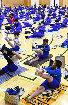 リラクセーションヨガを体験する小中学生ら