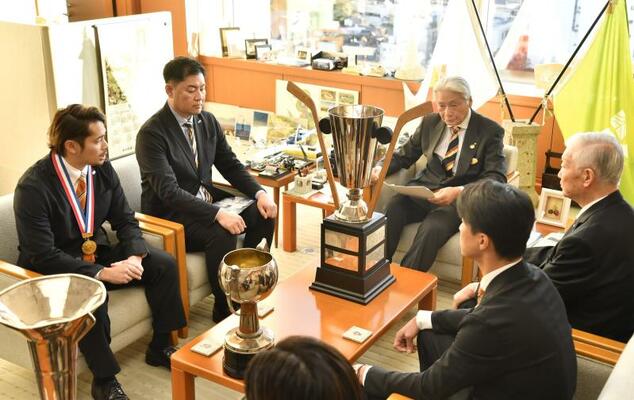 全日本選手権の優勝を知事（右奥）に報告するバックスの鈴木主将（左）ら＝県庁