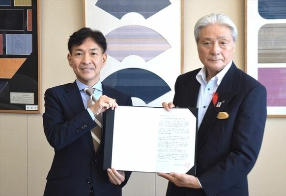 福田知事（右）に要望書を提出した早川市長＝18日午前、県庁
