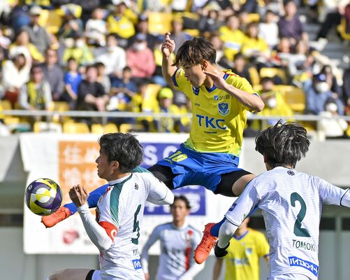 前半21分、栃木ＳＣのＦＷ五十嵐（中央）が先制ゴールを決める＝カンセキスタジアムとちぎ、杉浦崇仁撮影